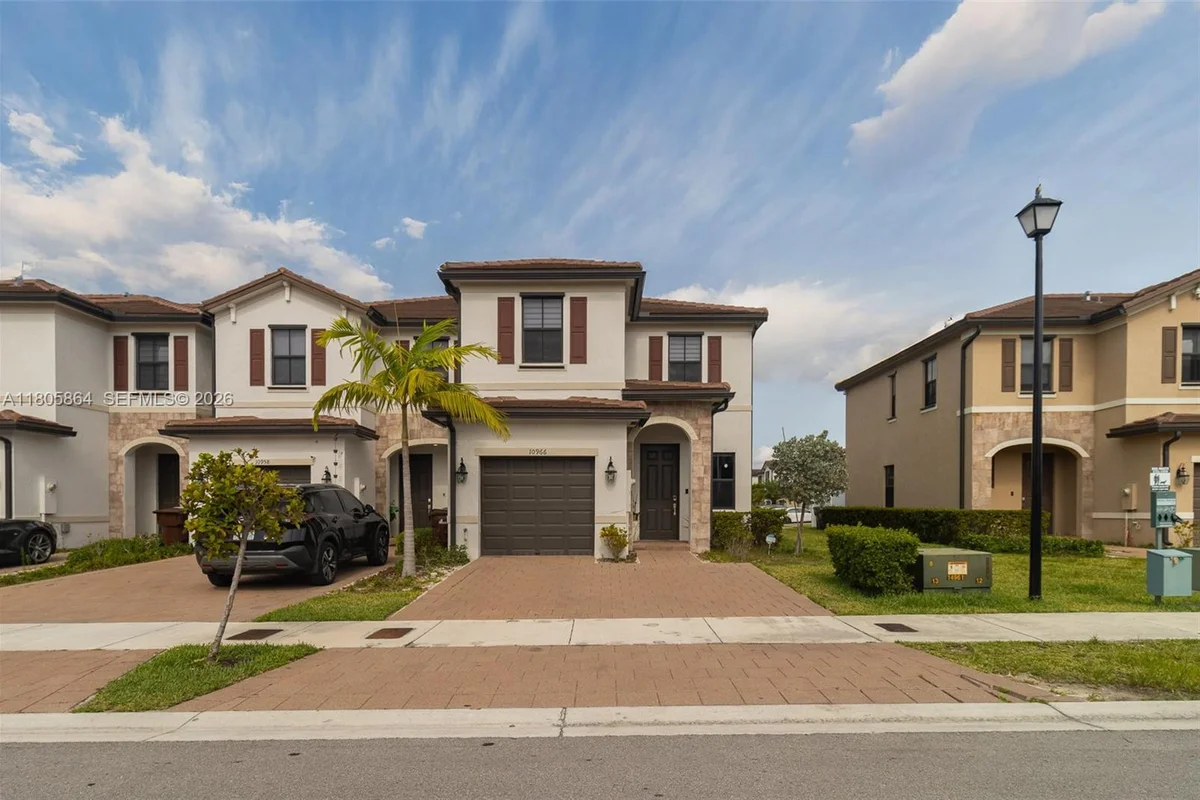 10966 W 33rd Way, Hialeah: photo 1 of 35