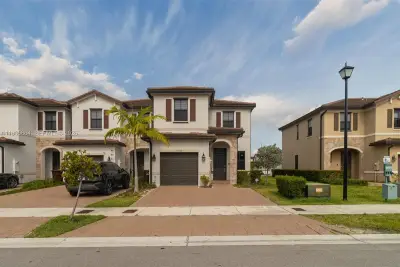 10966 W 33rd Way, Hialeah: photo 1 of 35