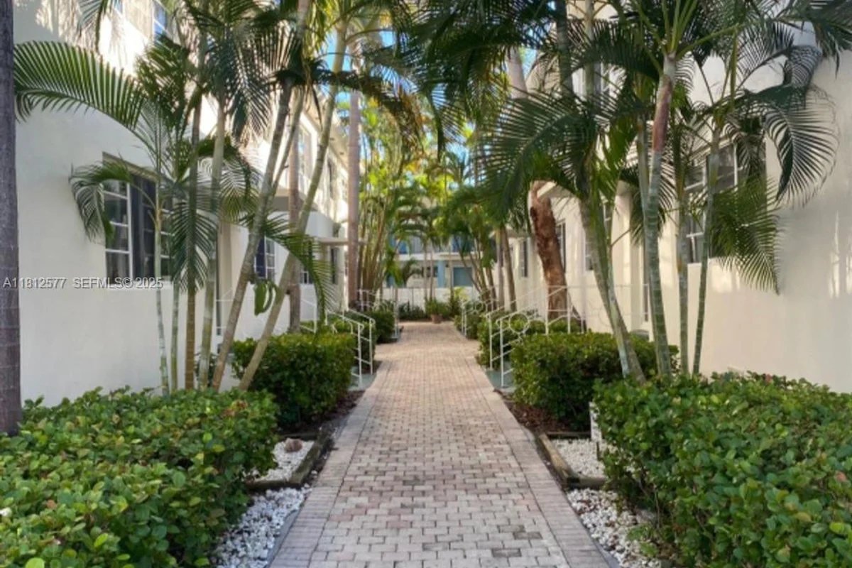 340 84th St #2, Miami Beach: photo 1 of 10