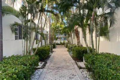 340 84th St #2, Miami Beach: photo 1 of 10