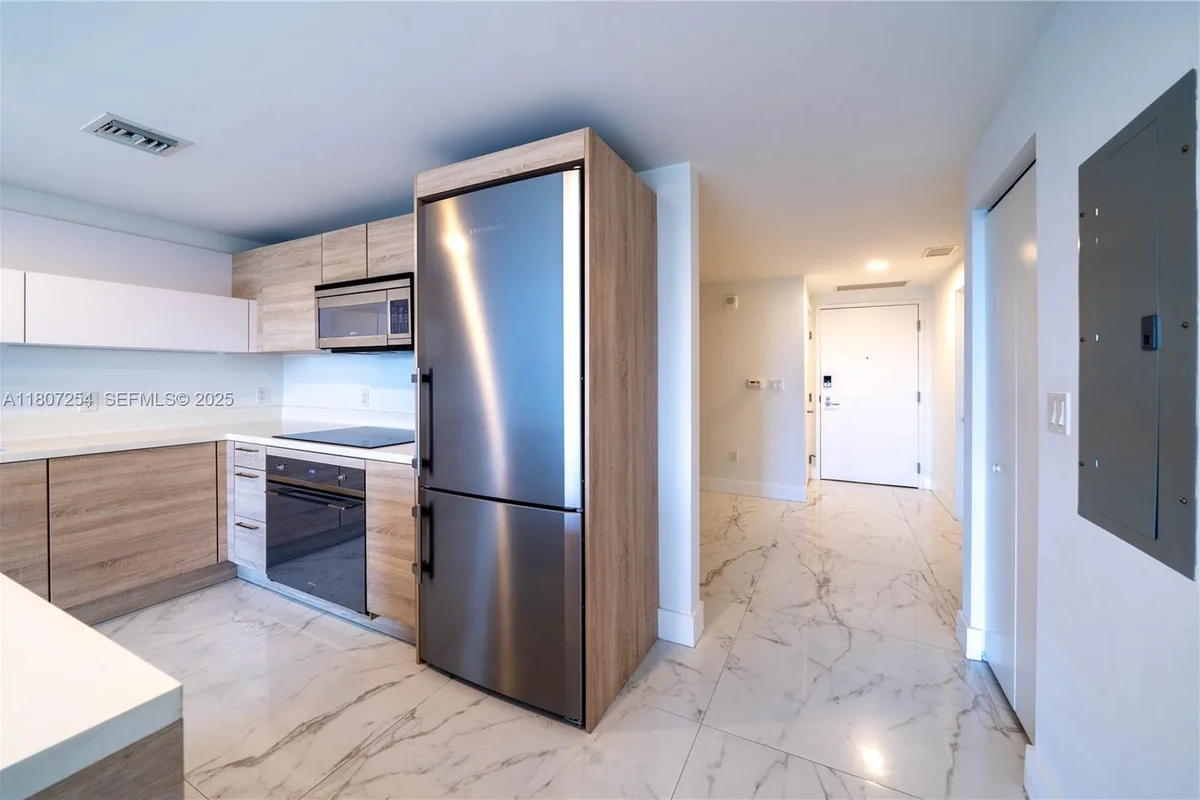 16385 Biscayne Blvd #417, North Miami Beach: photo 1 of 37