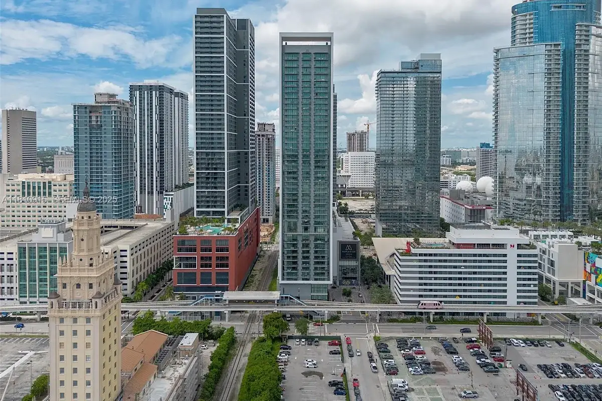 601 NE 1st Ave #5007, Miami: photo 1 of 50