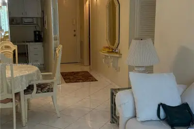 1395 NE 167th St #203, Miami: photo 1 of 14