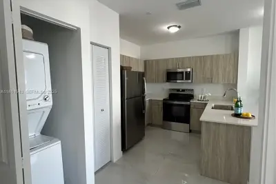 1010 SW 69th Ave #104, Miami: photo 1 of 16