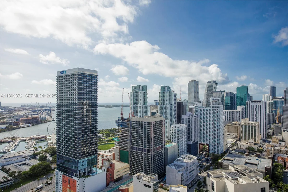 601 NE 1st St #3907, Miami: photo 1 of 13