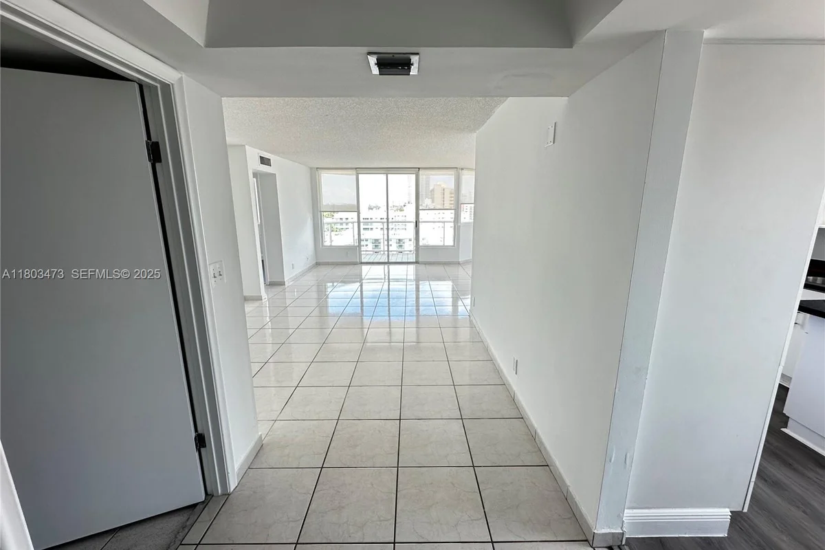 Condo in Miami Beach: photo 1 of 21
