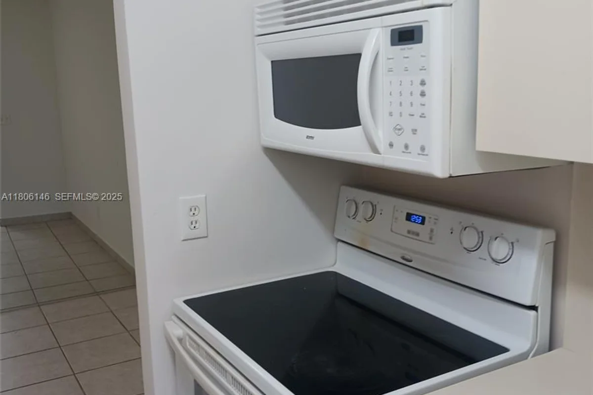 2700 NE 135th St #30, North Miami: photo 1 of 10