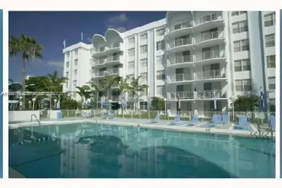 498 NW 165th St Rd #D-607, Miami: photo 1 of 10