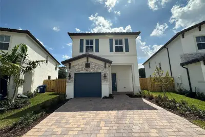 2437 NW 131st Cir, Miami: photo 1 of 23