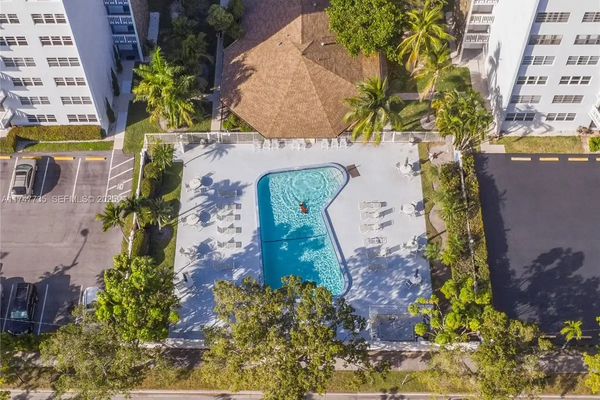 401 NE 14th Ave #603, Hallandale Beach: photo 1 of 32
