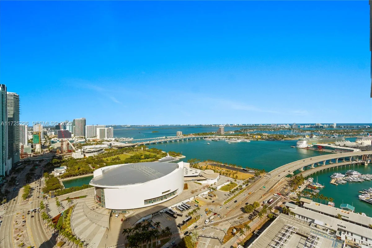 398 NE 5th St #3207, Miami: photo 1 of 37