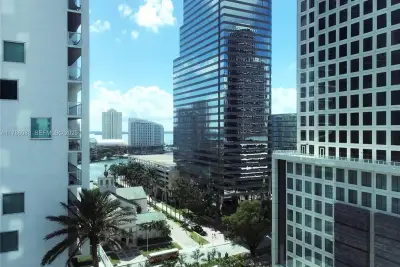 55 SE 6th St #1610, Miami: photo 1 of 9
