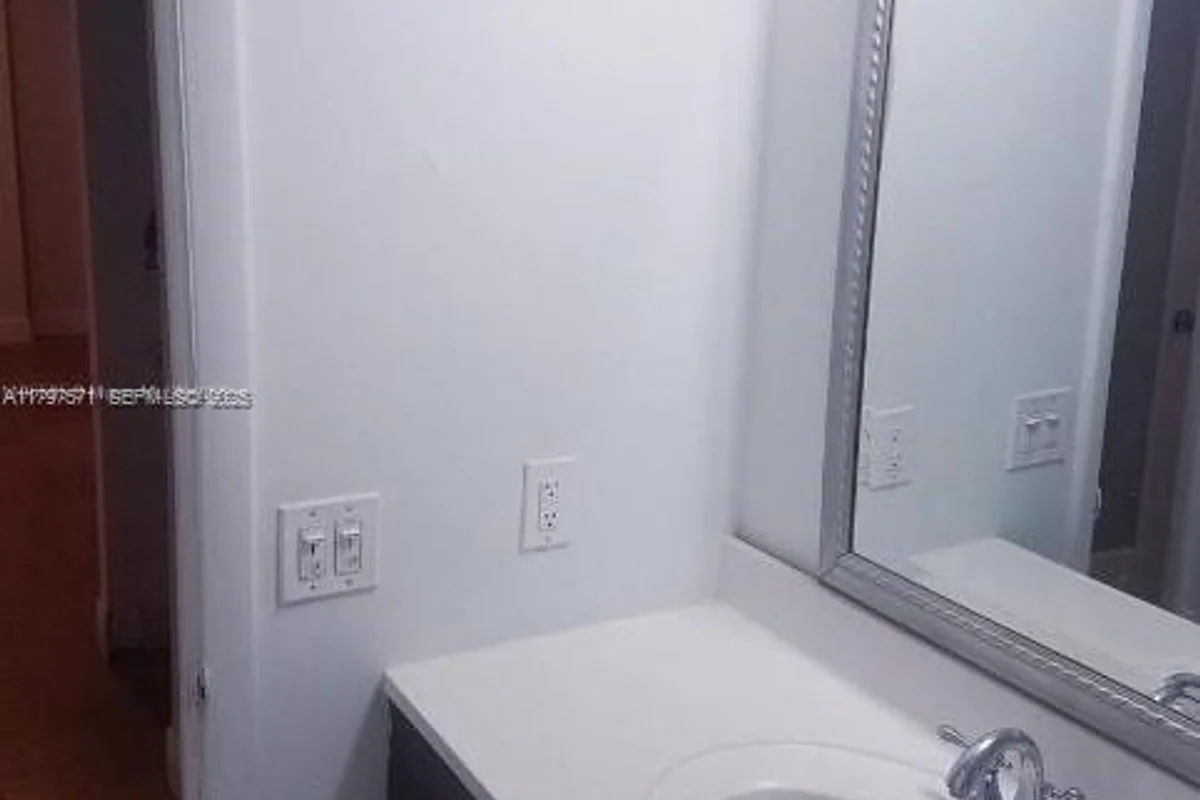 15600 NW 7th Ave #319, Miami: photo 1 of 8