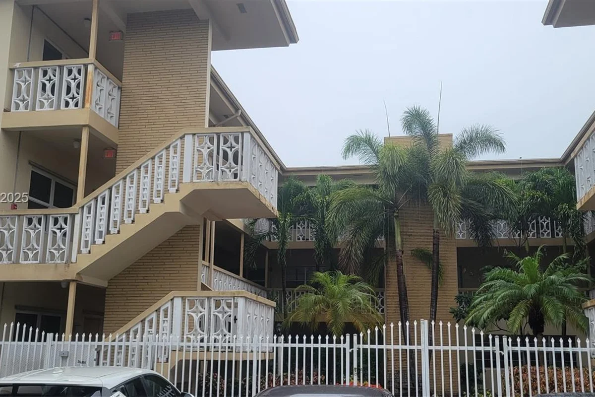 1958 Monroe St #107, Hollywood: photo 1 of 15