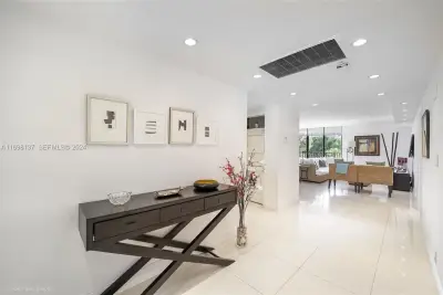 Condo in Key Biscayne: photo 1 of 12