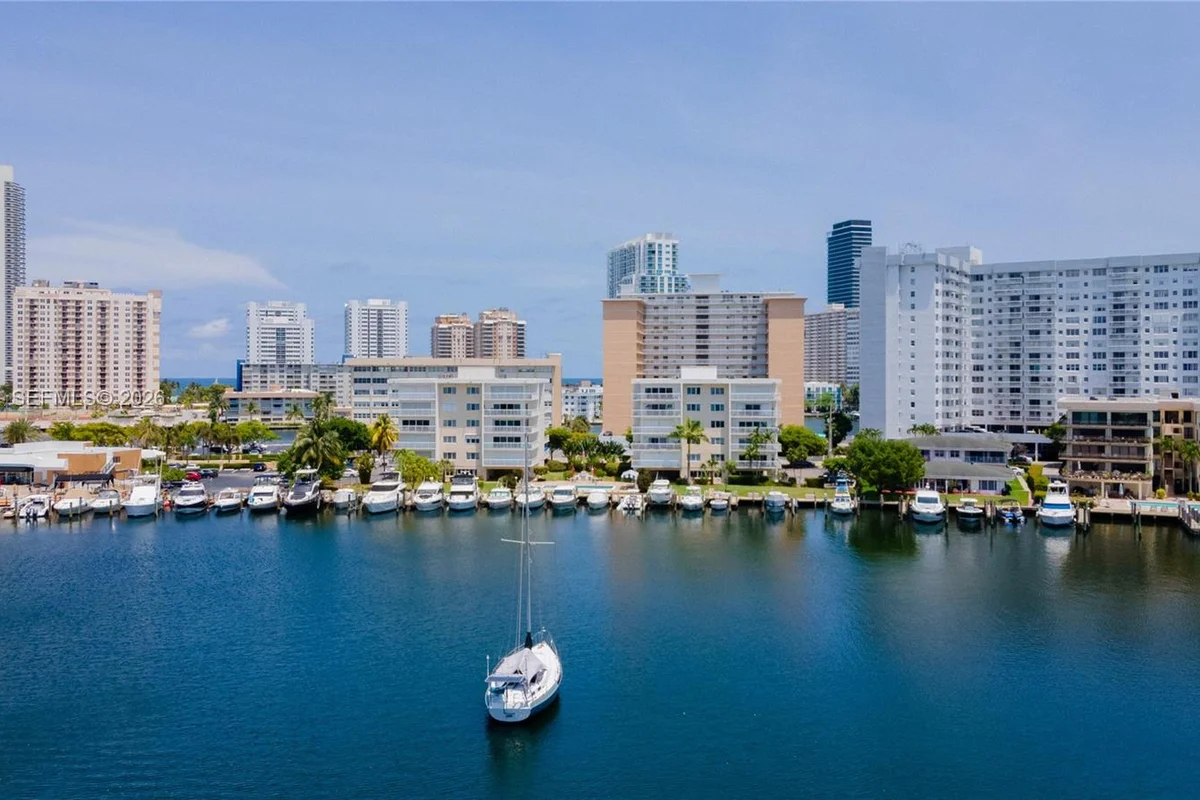 120 Golden Isles Dr #33B, Hallandale Beach: photo 1 of 40