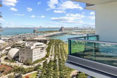 900 Biscayne Blvd #2410, Miami: photo 1 of 41