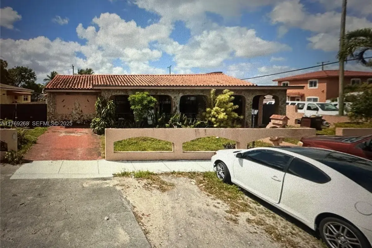 House in Hialeah: photo 1 of 1