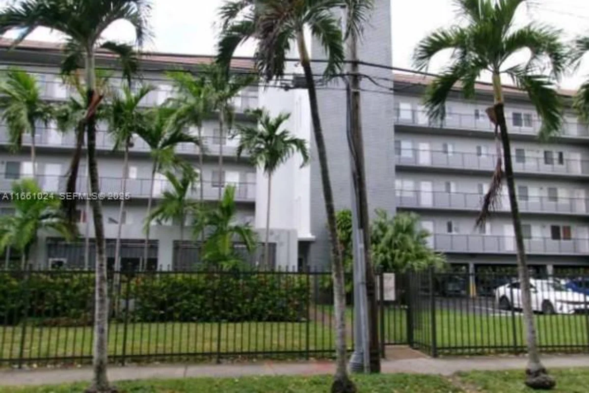 900 SW 84th Ave #207A, Miami: photo 1 of 5