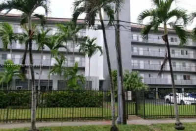900 SW 84th Ave #207A, Miami: photo 1 of 5