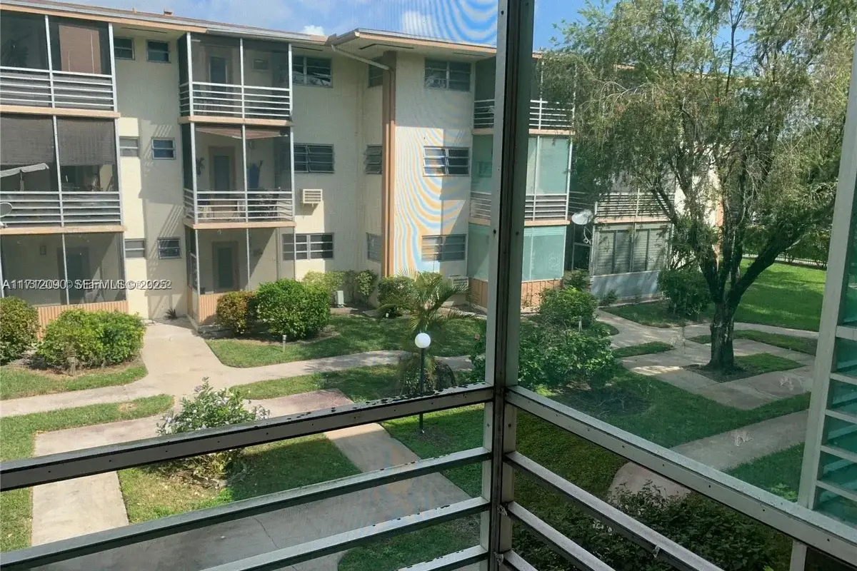 1395 NE 167th St #209, Miami: photo 1 of 35