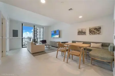 159 NE 6 #3913, Miami: photo 1 of 25