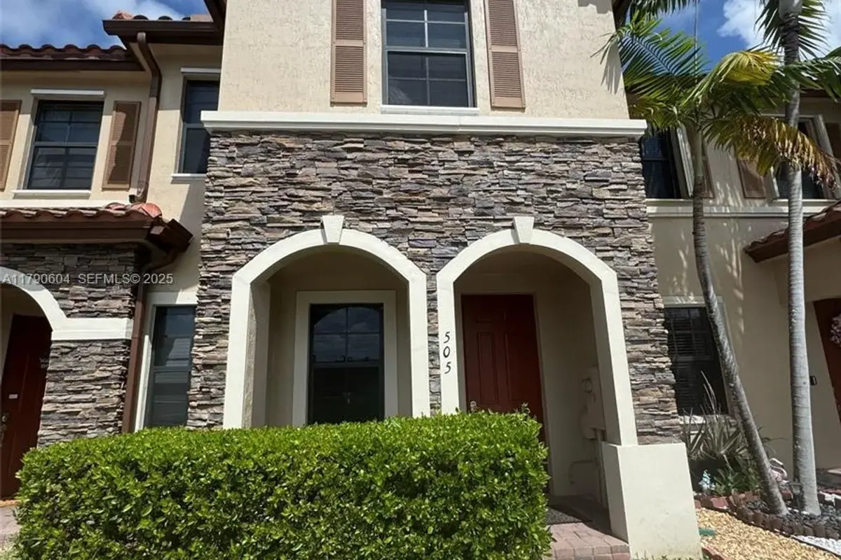Townhouse in Homestead: photo 1 of 2