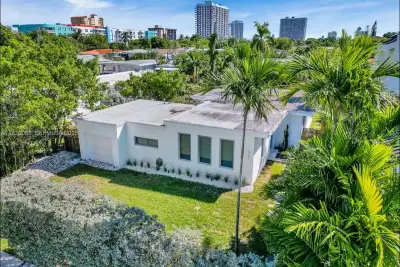 7537 W Treasure Dr, North Bay Village: photo 1 of 21