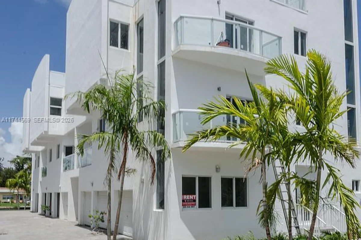 1985 Calais #3, Miami Beach: photo 1 of 9