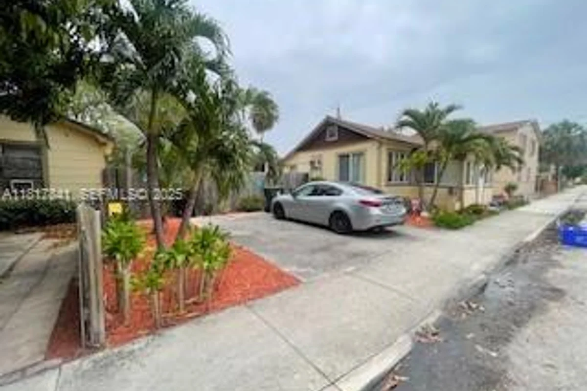 1416 N 2nd Ave N, Lake Worth: photo 1 of 22