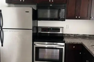 498 NW 165th St Rd #D303, Miami: photo 1 of 8