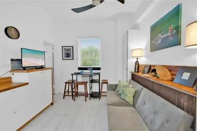 255 W 24th St #136, Miami Beach: photo 1 of 19