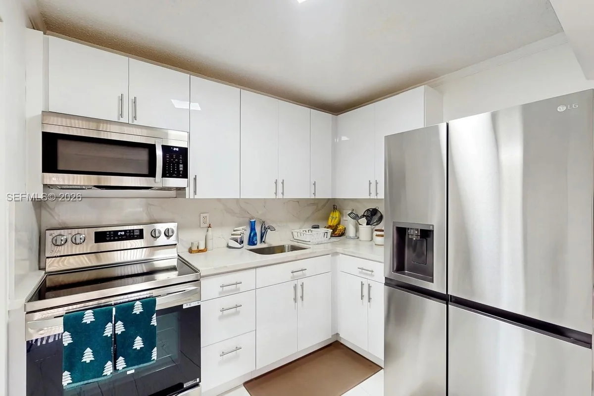 7180 NW 179th St #105, Hialeah: photo 1 of 14