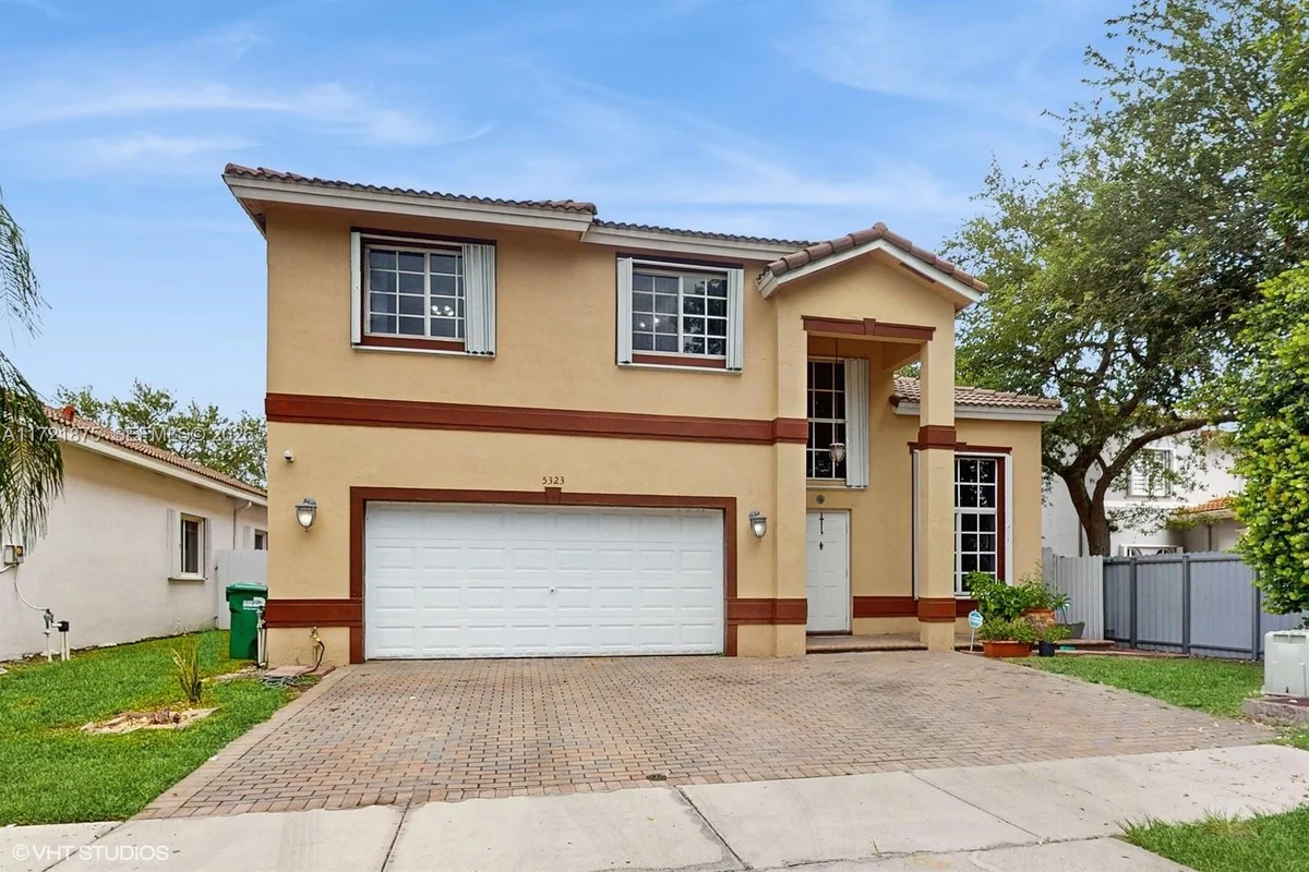 5323 NW 109th Ct, Doral: photo 1 of 36
