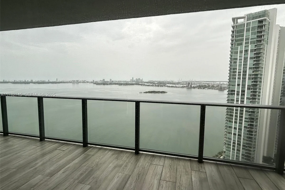 Condo in Miami: photo 1 of 10