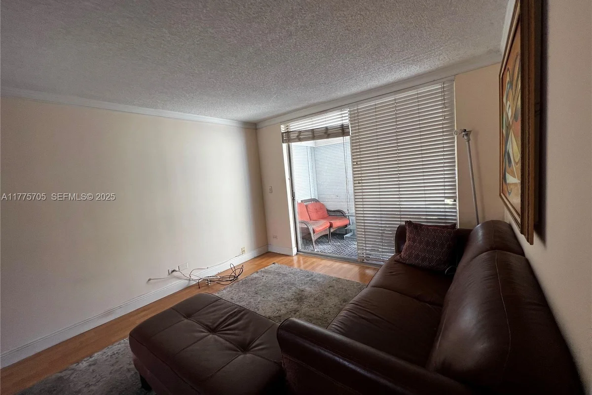 447 NE 195th St #309, Miami: photo 1 of 9