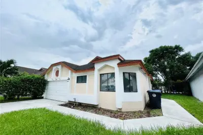 House in North Lauderdale: photo 1 of 9