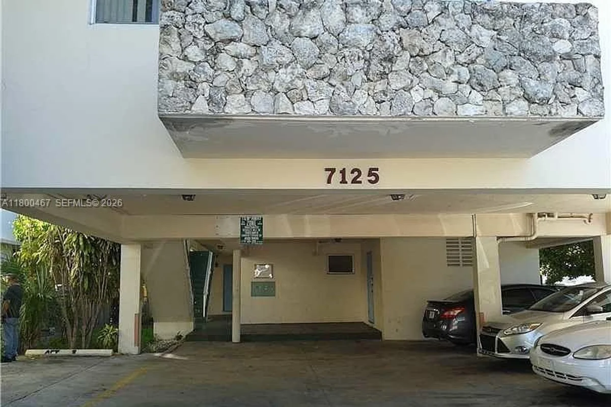 7125 Dickens Ave #4, Miami Beach: photo 1 of 12