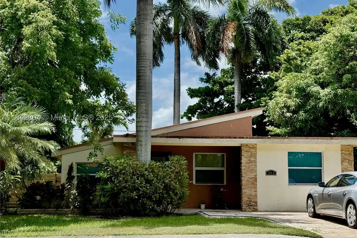 960 NE 82nd St, Miami: photo 1 of 1