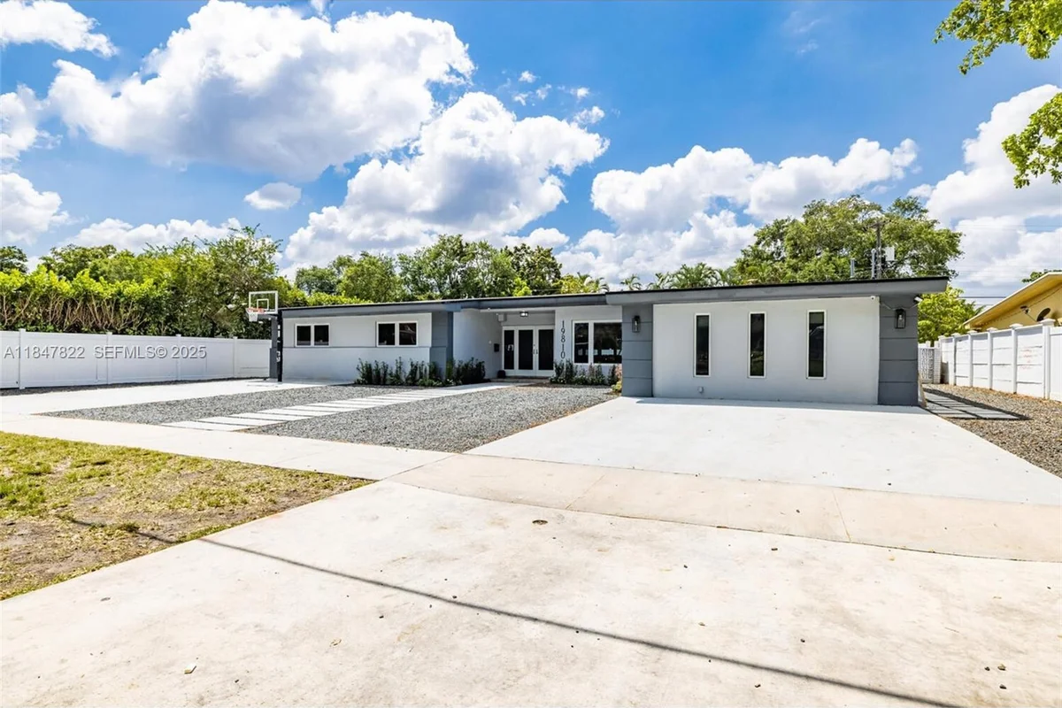 19810 NE 22nd Ave, Miami: photo 1 of 30
