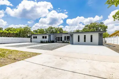 19810 NE 22nd Ave, Miami: photo 1 of 30