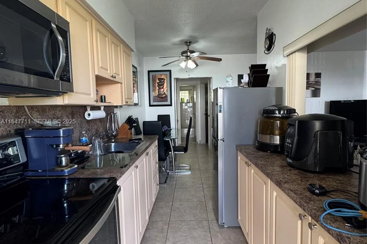 71 NW 76th St #5, Miami: photo 1 of 19