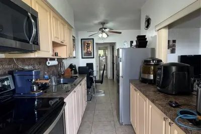71 NW 76th St #5, Miami: photo 1 of 19