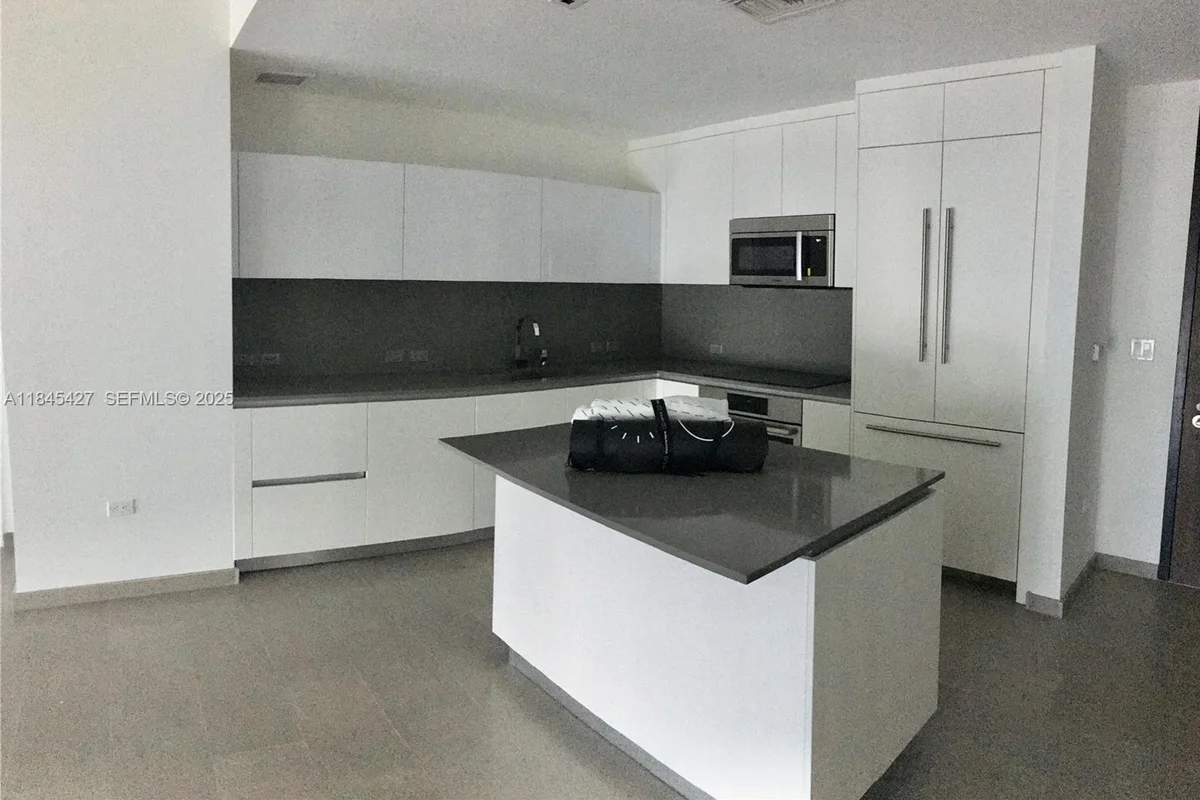 88 SW 7th St #2305, Miami: photo 1 of 48