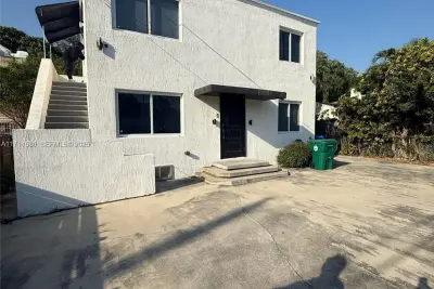 241 NW 34th Ter, Miami: photo 1 of 19