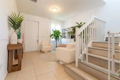 686 NE 191st Ter, Miami: photo 1 of 32