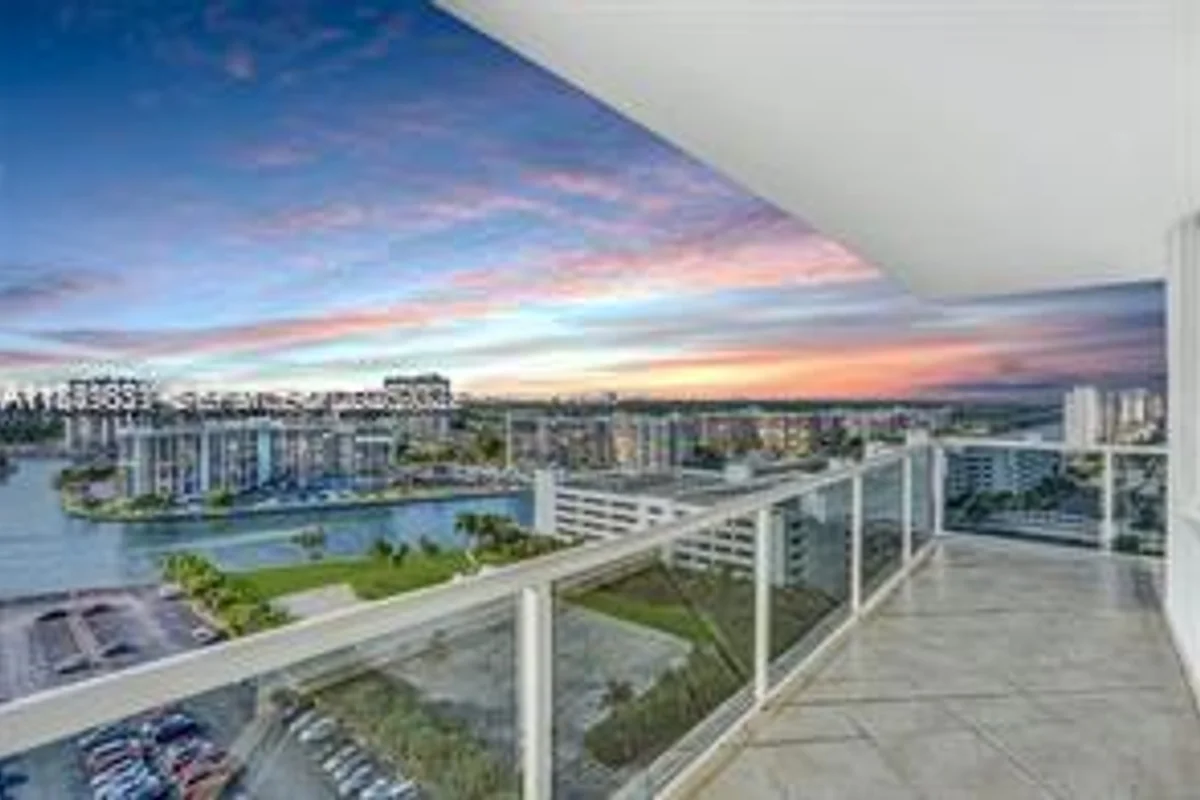 Condo in Hollywood: photo 1 of 17