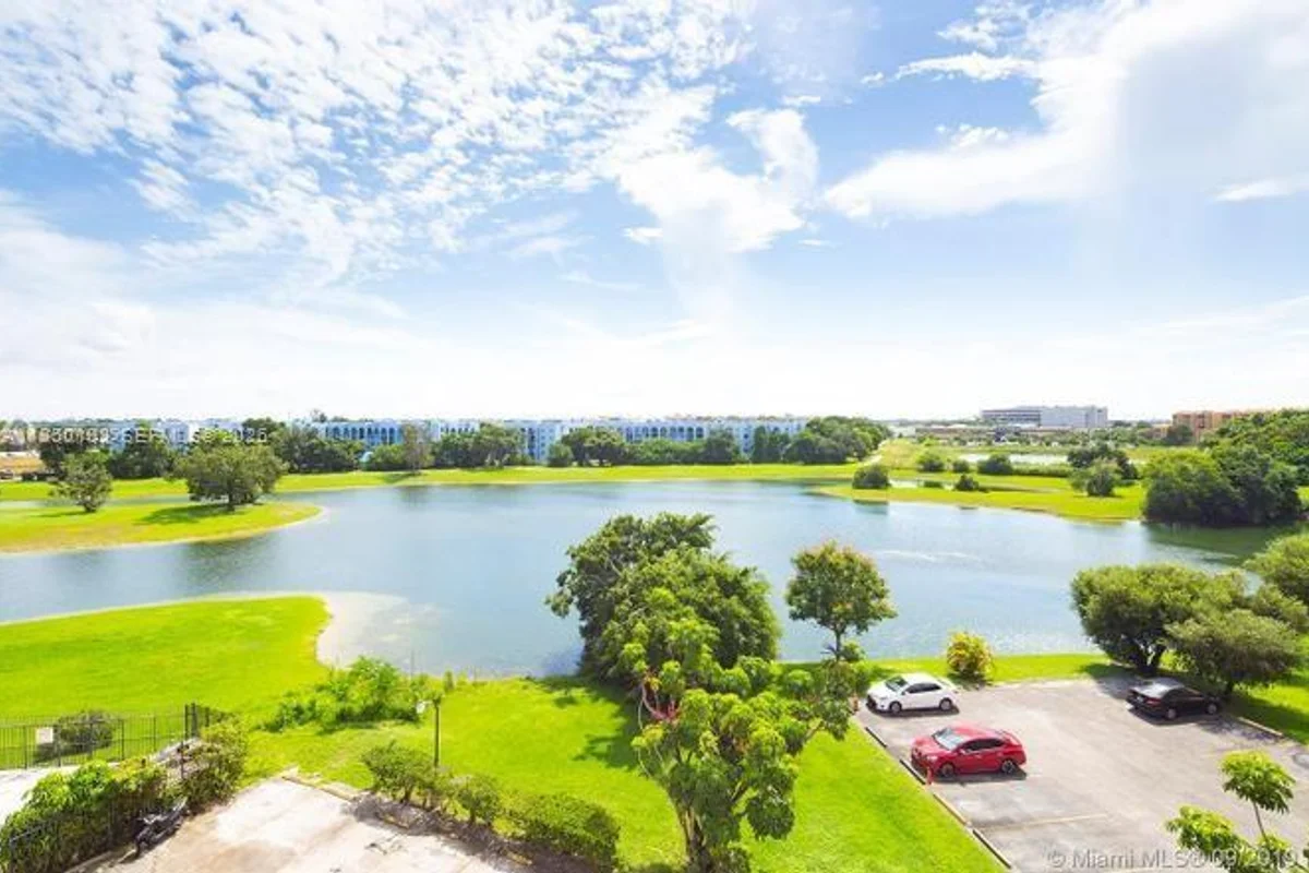 9682 Fontainebleau Blvd #401, Miami: photo 1 of 34