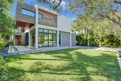 House in Golden Beach: photo 1 of 100