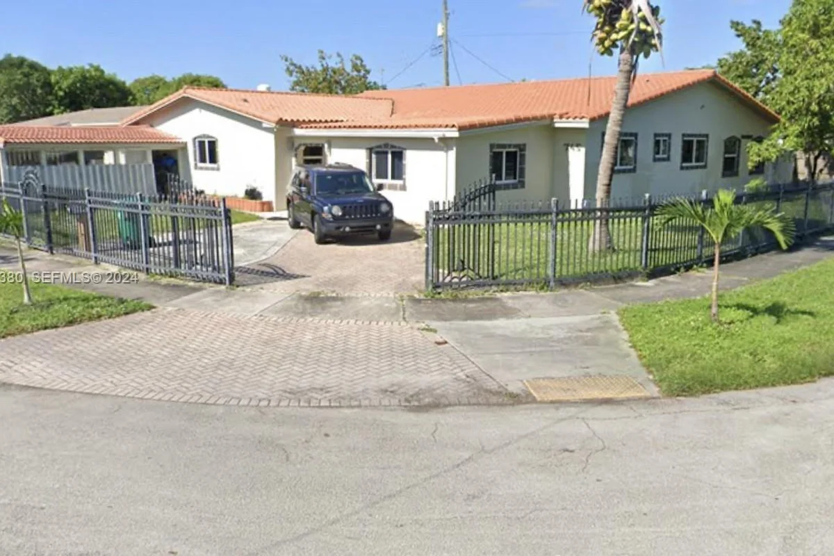 House in Miami: photo 1 of 2